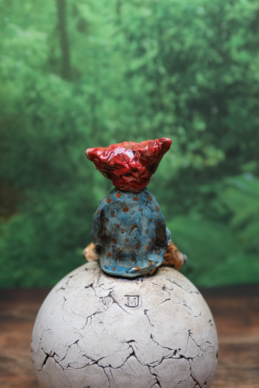 Elfe auf Kugel mit Ringelsocken - Gartenfigur sign. Unikat 5