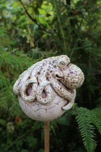 Keramik Oktopus auf Kugel, Beetstecker Gartenkugel Gartenkeramik Unikat 6