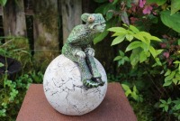 Elfe auf Kugel Chamäleonelf Chamäleon Gartenfigur Keramikfigur Unikat