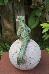 Elfe auf Kugel Chamäleonelf Chamäleon Gartenfigur Keramikfigur Unikat 3