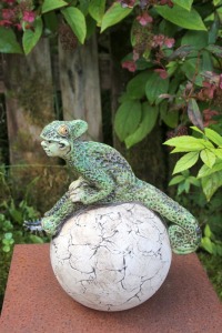 Elfe auf Kugel Chamäleonelf Chamäleon Gartenfigur Keramikfigur Unikat 7
