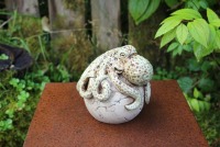 Keramik Oktopus auf Kugel, Beetstecker Gartenkugel Gartenkeramik Unikat