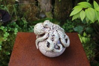 Keramik Oktopus auf Kugel, Beetstecker Gartenkugel Gartenkeramik Unikat 3
