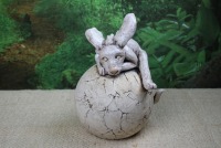 Schlafender Gargoyle auf Kugel, Keramik Unikat