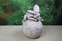Schlafender Gargoyle auf Kugel, Keramik Unikat 2