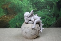 Schlafender Gargoyle auf Kugel, Keramik Unikat 8