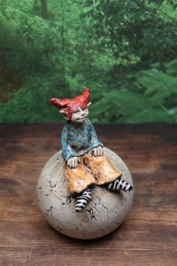 Elfe auf Kugel mit Ringelsocken - Gartenfigur sign. Unikat 7