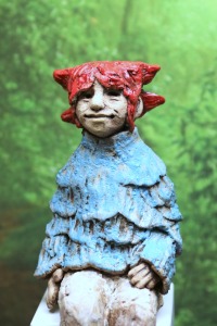 Keramikfigur Mädchen mit roten Haaren Kantenhocker Treppensitzer Unikat