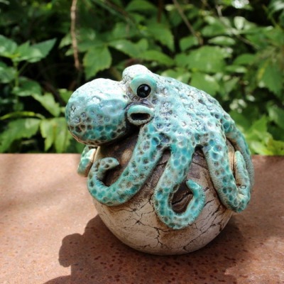 Keramik Oktopus auf Kugel, Beetstecker Gartenkugel Gartenkeramik - Unikat