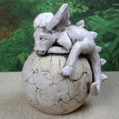 Schlafender Gargoyle auf Kugel, Keramik Unikat - Niedlicher Gartenwächter für den Feengarten