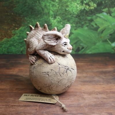 Gargoyle-Kind auf Kugel, Keramik Unikat - Niedlicher Gartenwächter für den Feengarten