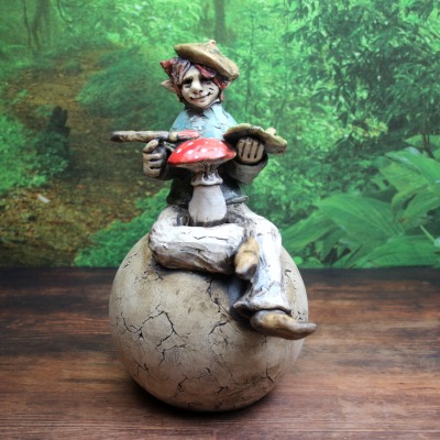 Maler-Elf auf Kugel Keramik Unikat Gartenkeramik Gartendeko Gartenfigur fairygarden