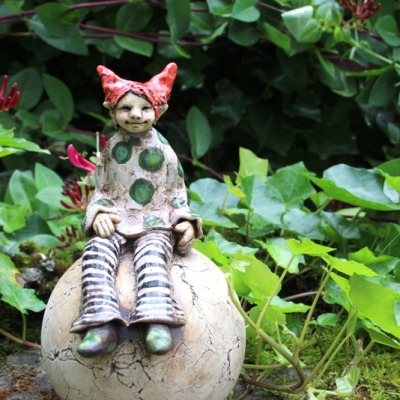 Elfe auf Kugel Gartenfigur Keramikfigur fairygarden Gartenkeramik Gartendeko Unikat