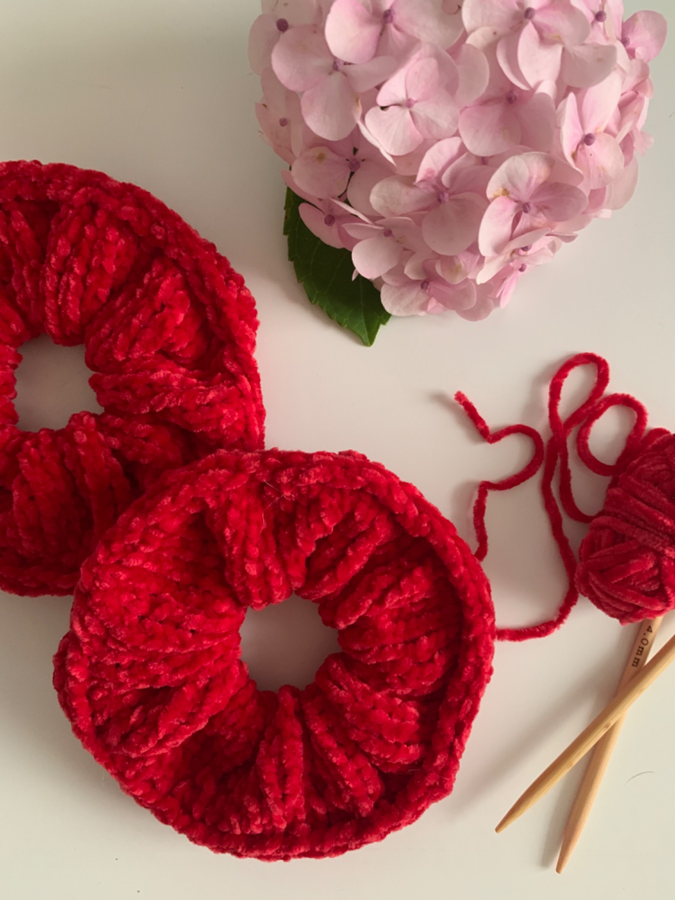 Scrunchies aus kuschelig weicher Chenille-Wolle handgestrickt