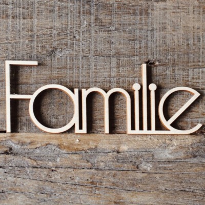Schriftzug Familie - Die Heimat des Herzens