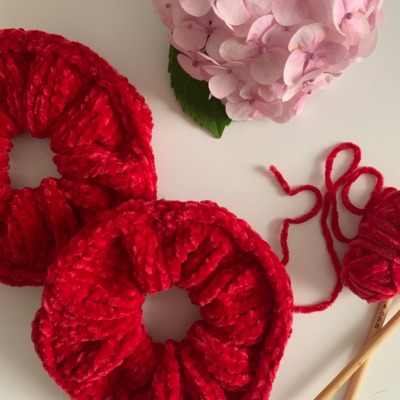 Scrunchies aus kuschelig weicher Chenille-Wolle handgestrickt - Ein handgemachtes angesagtes