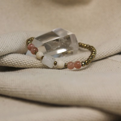 Kraftarmband: Mondstein Perlen, Stein der Frauen - Erwecke die weibliche Energie: Zeitloses Schmucks