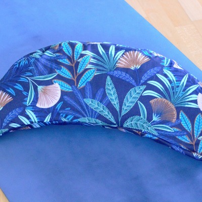 Yoga Halbmondkissen Flowers - blau