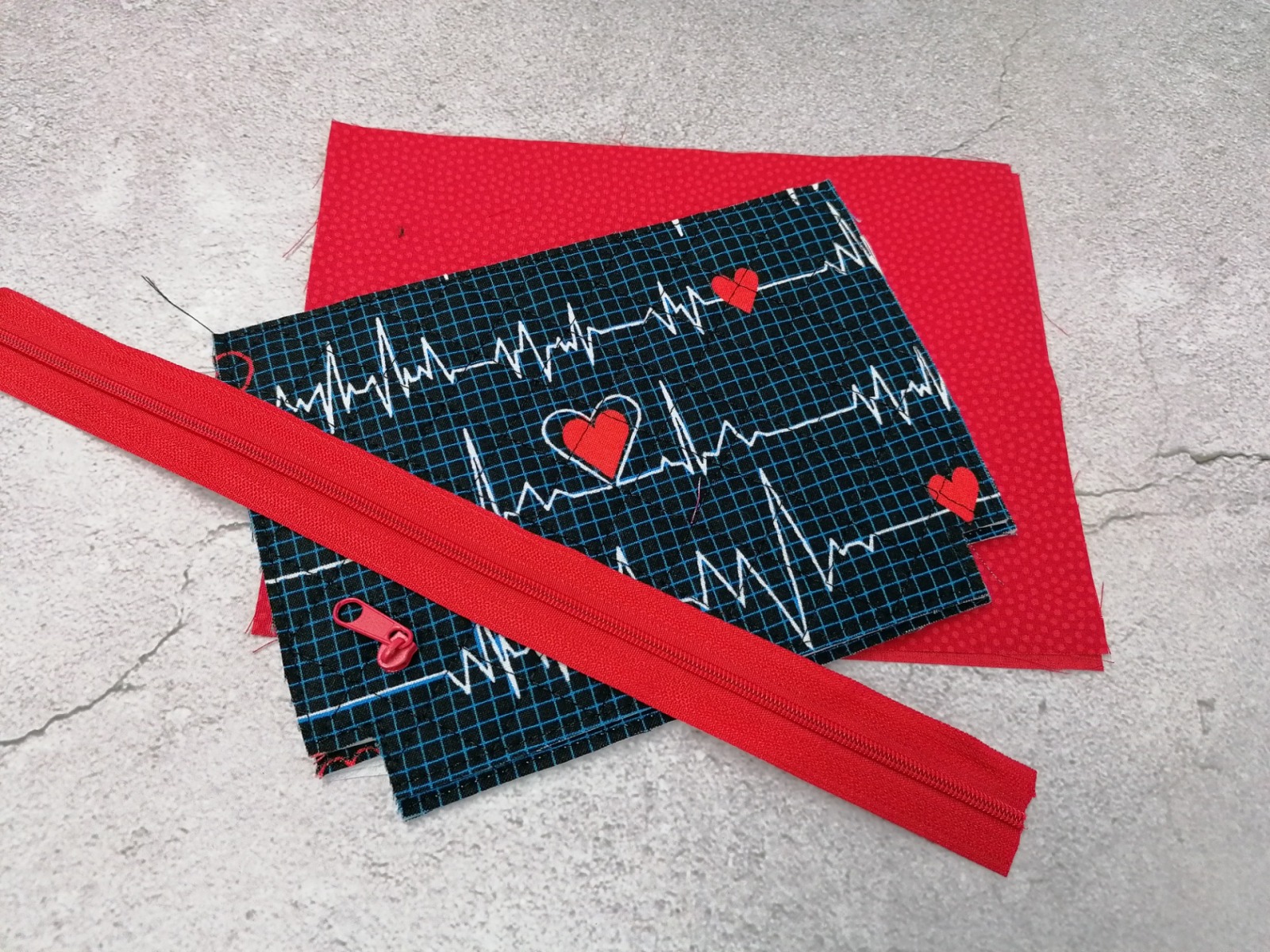 1 DIY Näh Set für eine Kosmetiktasche Materialpaket Herzschlag EKG blau rot 5