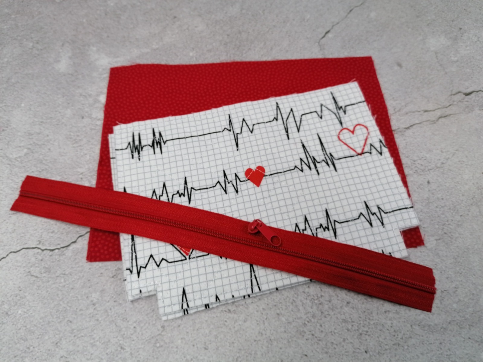 1 DIY Näh Set für eine Kosmetiktasche Materialpaket Herzschlag EKG weiß rot