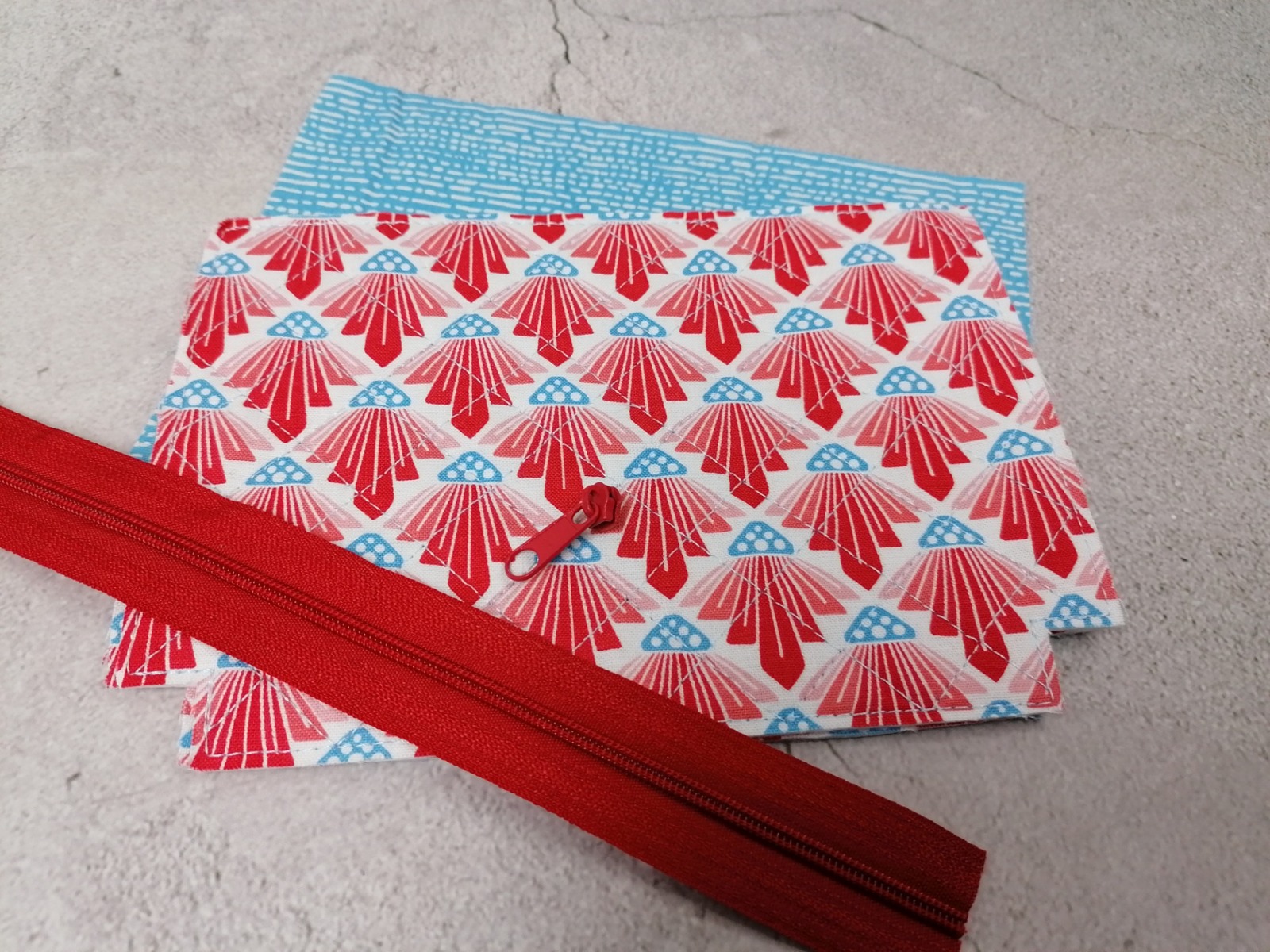 1 DIY Näh Set für eine Kosmetiktasche Materialpaket Mandalas blau Cotton &amp; Steel Blumen rot weiß