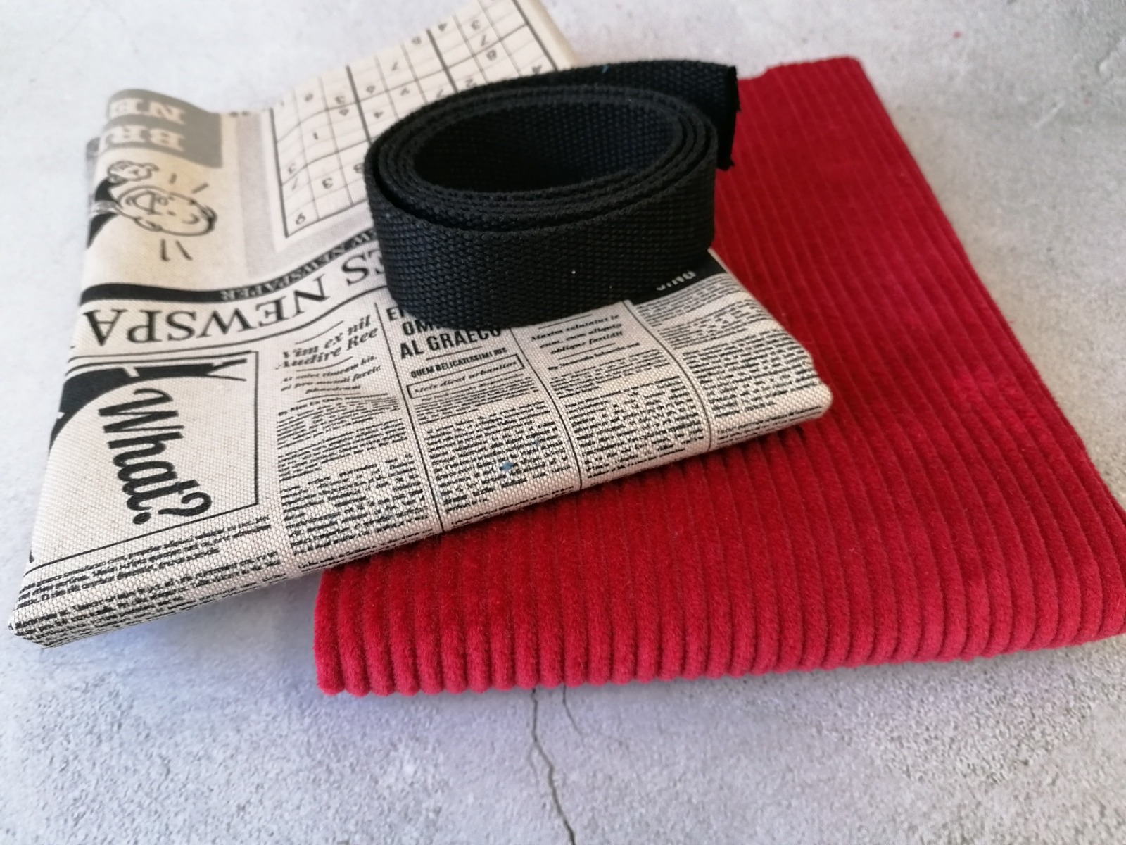 1 DIY Set Materialpaket für Tasche oder Kissen Alles Drin DIY Set Zeitung Leinenlook rot schwarz 2
