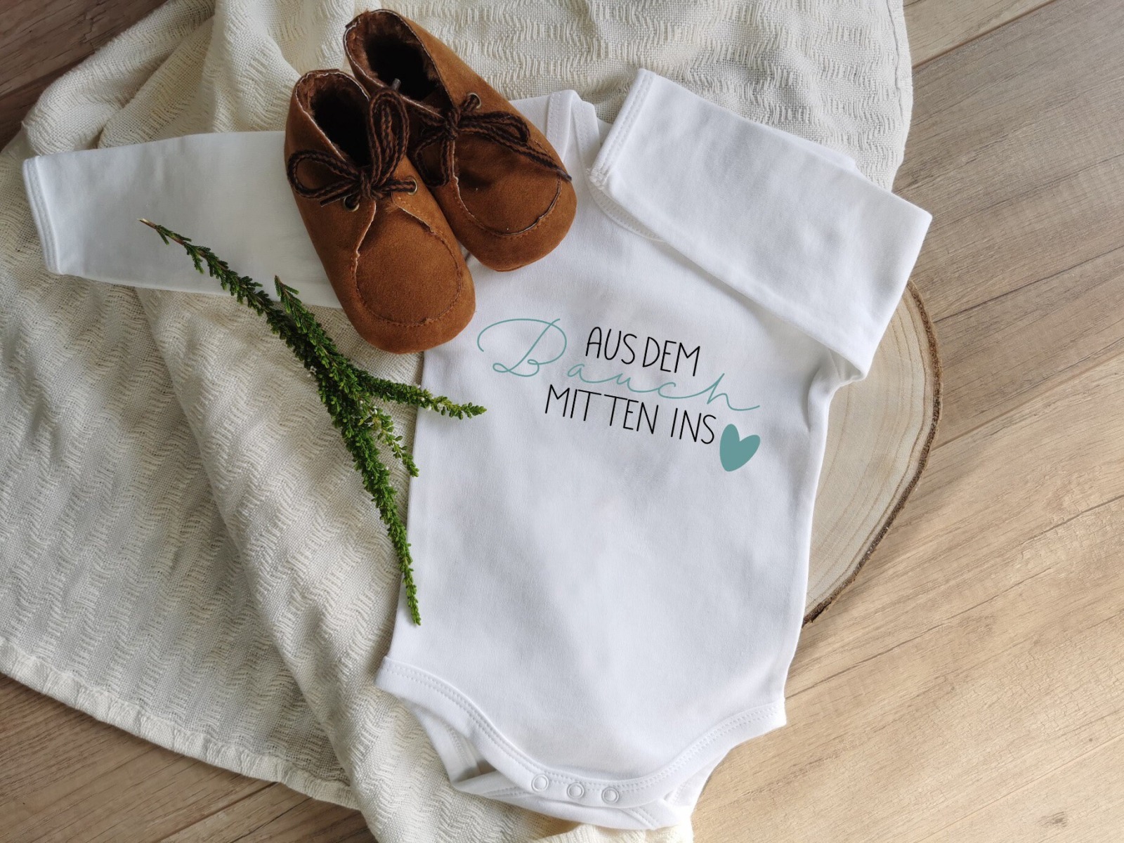 Babybody Personalisiert, Geschenk zur Geburt Taufe, Neugeborenenbody, Aus dem Bauch mitten ins Herz