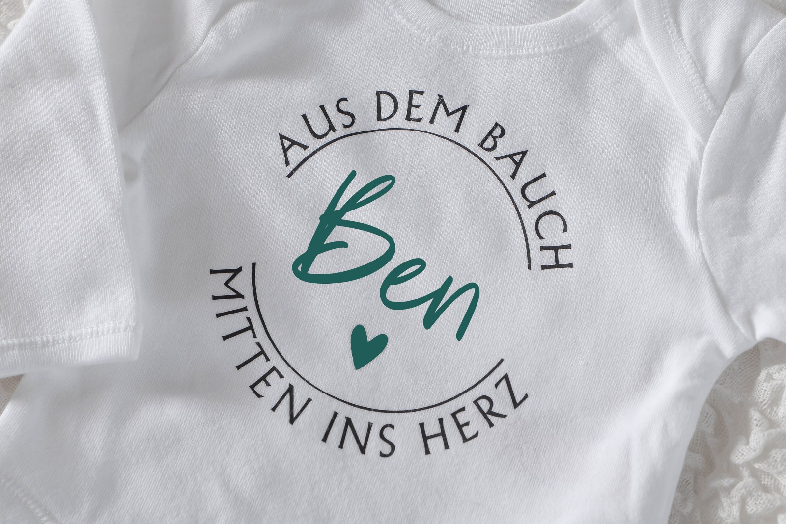 Babybody AUS dem BAUCH mitten ins HERZ mit Name personalisierbar, Geburtsgeschenk Neugeborenenbody 3