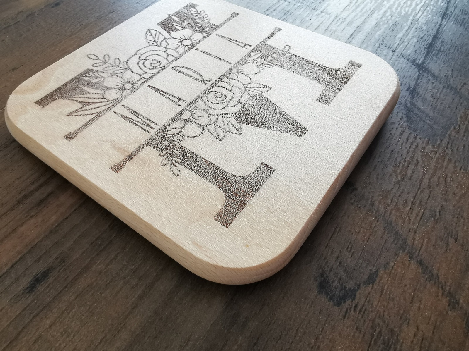 Untersetzer aus Holz, graviert mit Monogramm und Namen aus Buchenholz 11x11cmx1cm, Geschenk 2