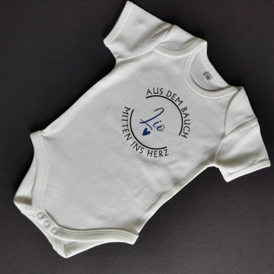 Babybody AUS dem BAUCH mitten ins HERZ mit Name personalisierbar, Geburtsgeschenk Neugeborenenbody