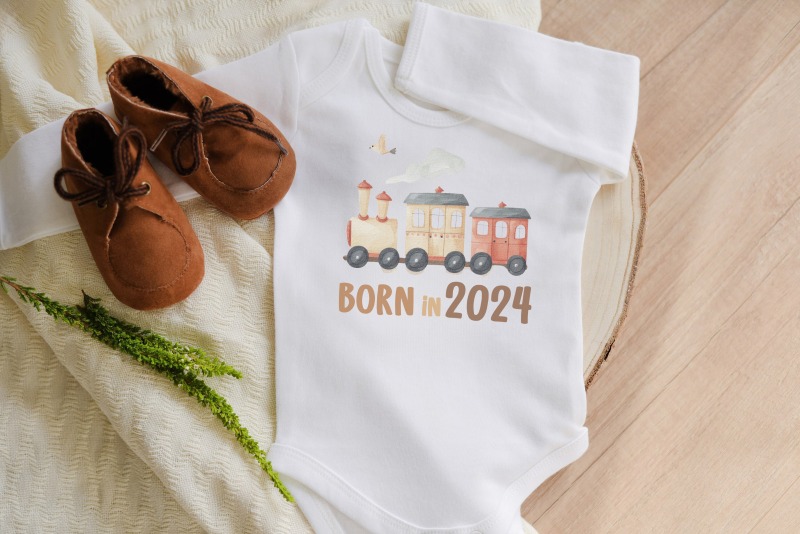 Babybody &quot;Born in 2024&quot; im Zug-Design Geschenk zur Geburt Taufe, Neugeborenenbody personalisiert Eisenbahn Braun Naturfarben