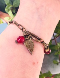 Boho Armband mit großer roter Glasperle und Charms