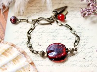 Boho Armband mit großer roter Glasperle und Charms 2