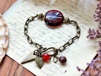 Boho Armband mit großer roter Glasperle und Charms 3