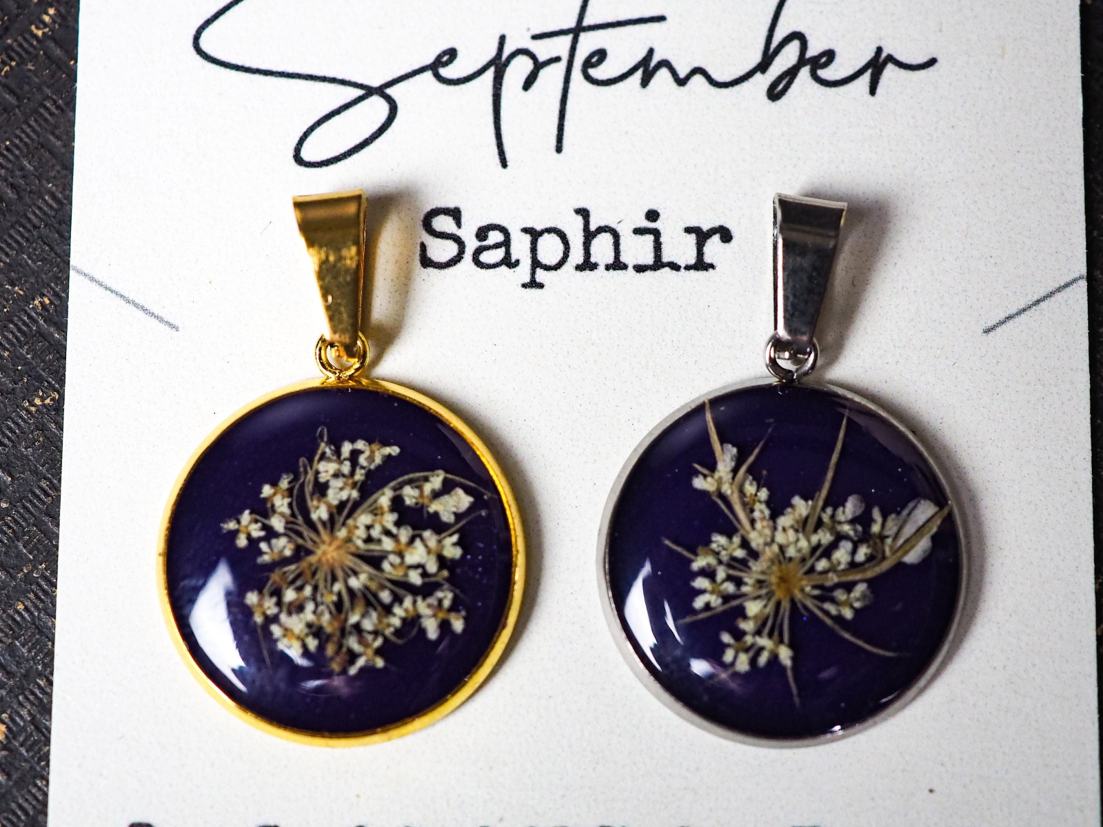 Kette Geburtsstein September, Saphir, dunkelblau, Epoxidharz, Resin, echte Blume, Wilde Möhre,