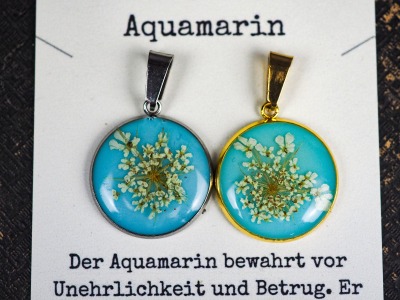 Kette Geburtsstein März Aquamarin, hellblau, Epoxidharz Resin, echte Blume, Wilde Möhre, Edelstahl