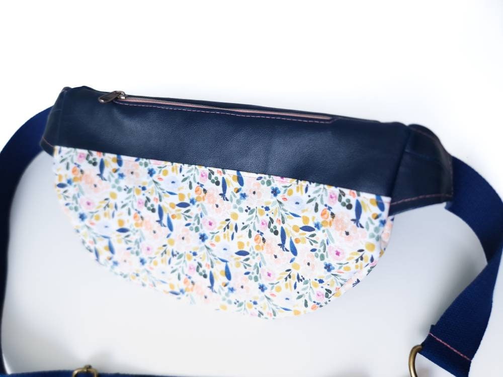 Bauchtasche // Crossbodybag Damen //Kunstleder blau Canvas Blumen // mille fleurs 5