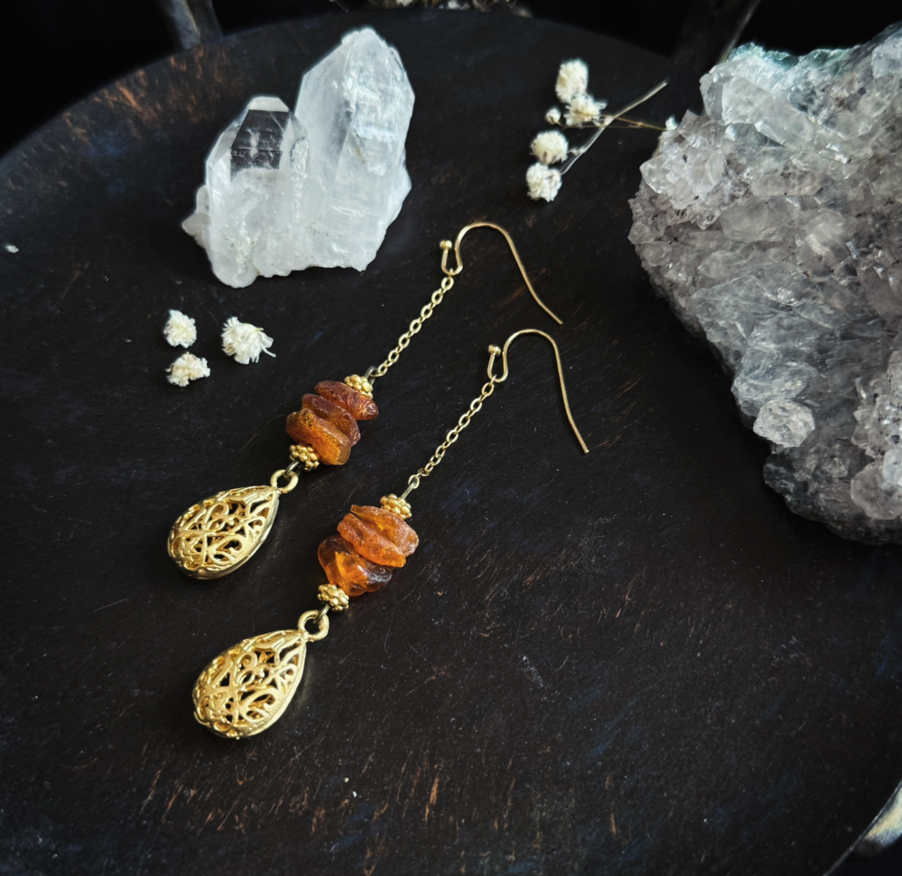 Noble earrings with raw amber