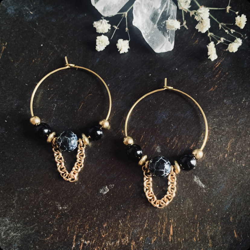 Hoop earrings with cracked agate &amp; onyx