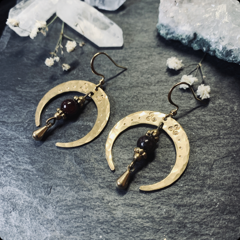 Moon-goddess earrings I Garnet 3