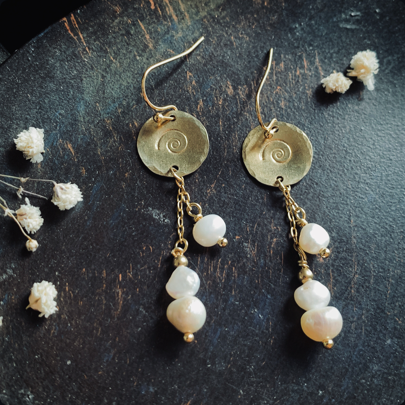 Delicate hanging earrings with spirals and freshwater pearls 5