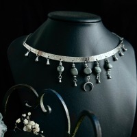 Antike Halskette, von Hand gestempeltes Collier aus rhodiniertem Messing