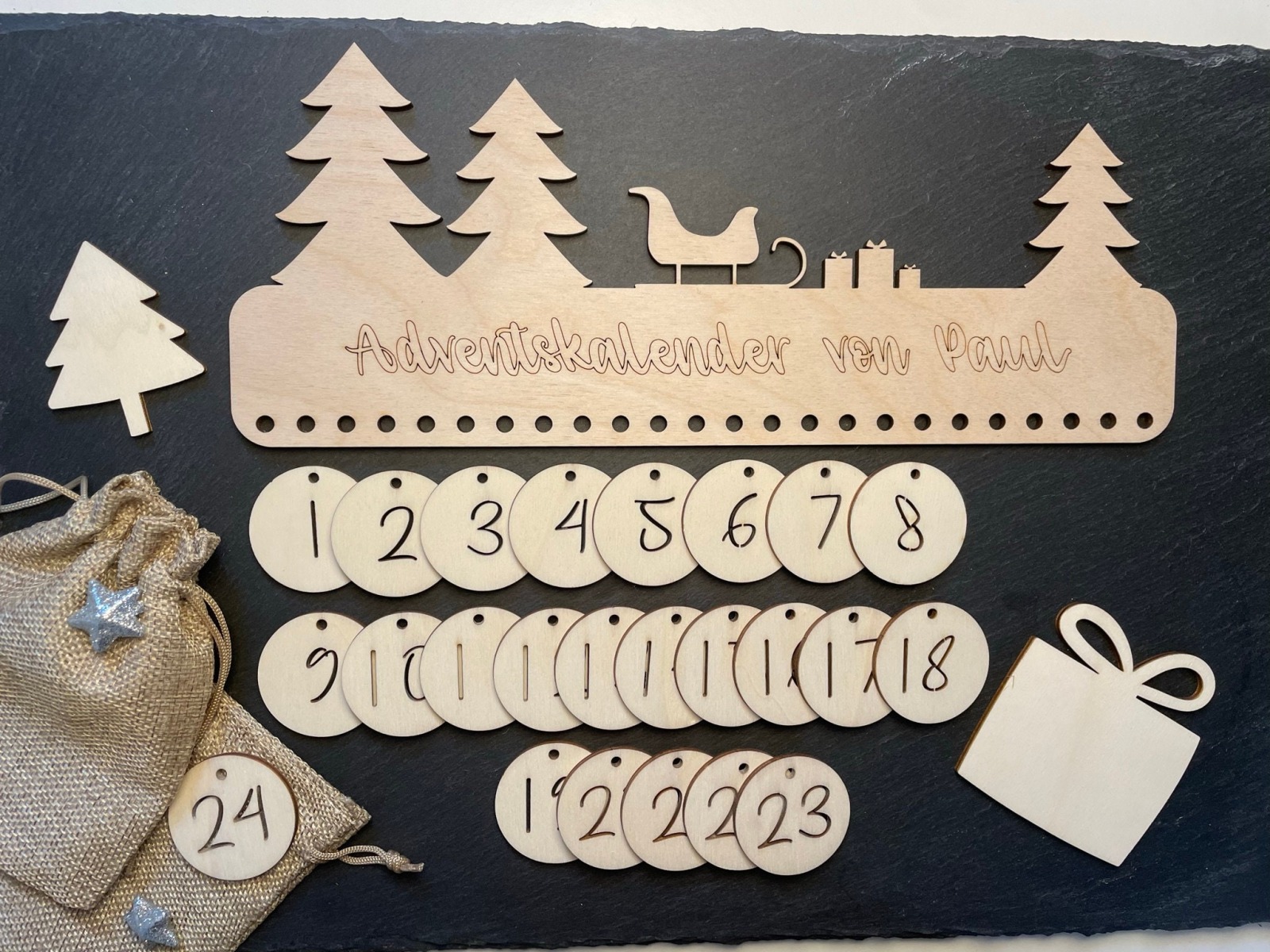 personalisierter Advenstkalender aus Holz - mit Adventszahlen 1-24