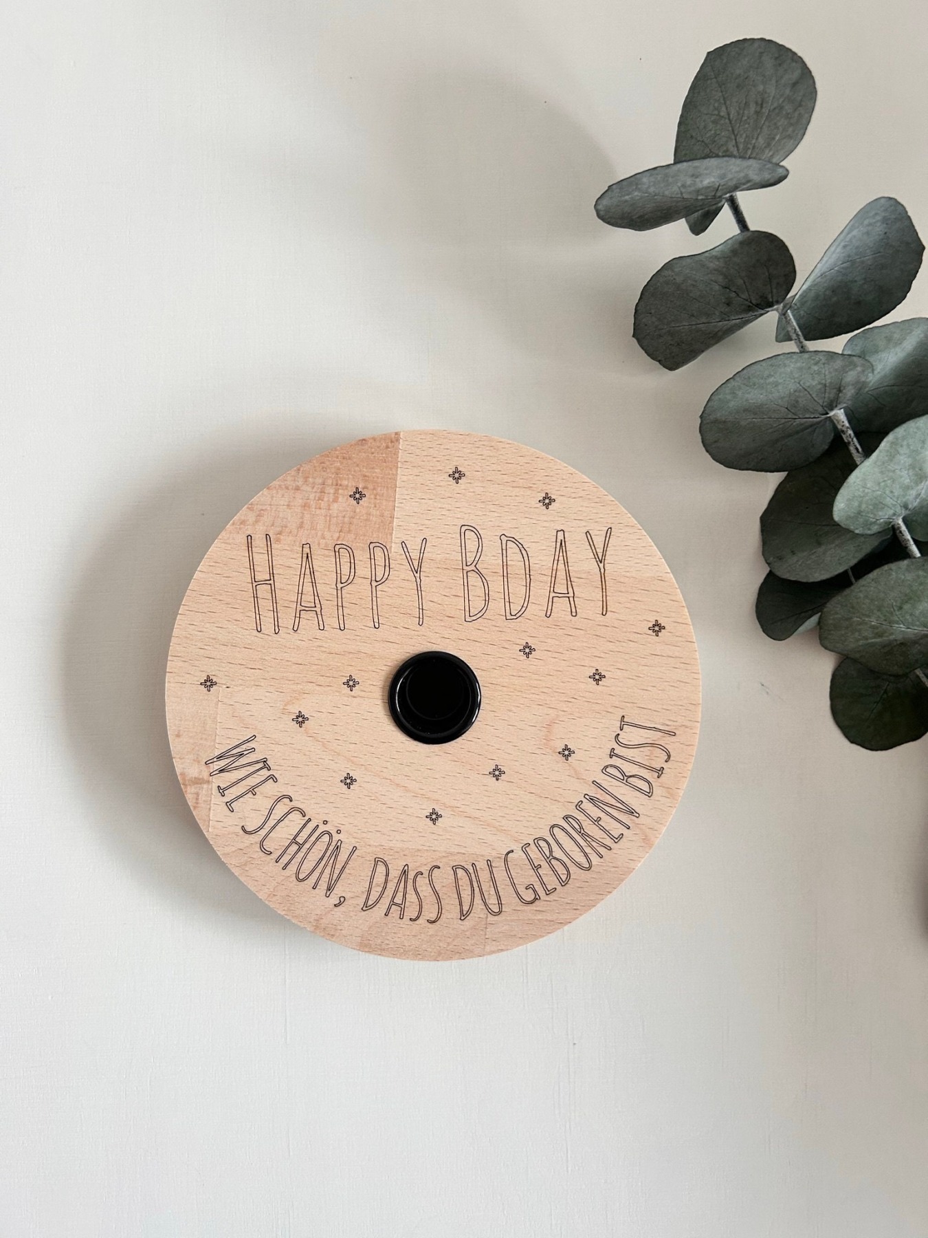 personalisierter Geburtstagsteller aus Holz mit Kerzenhalter und Gravur 3