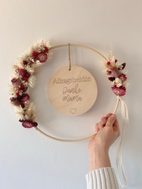 personalisierte Holzscheibe im Ring mit Trockenblumen 5