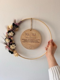 personalisierte Holzscheibe im Ring mit Trockenblumen 9