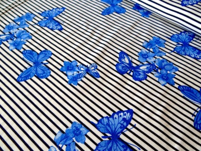 Streifenjersey blau weiß Schmetterling Blume