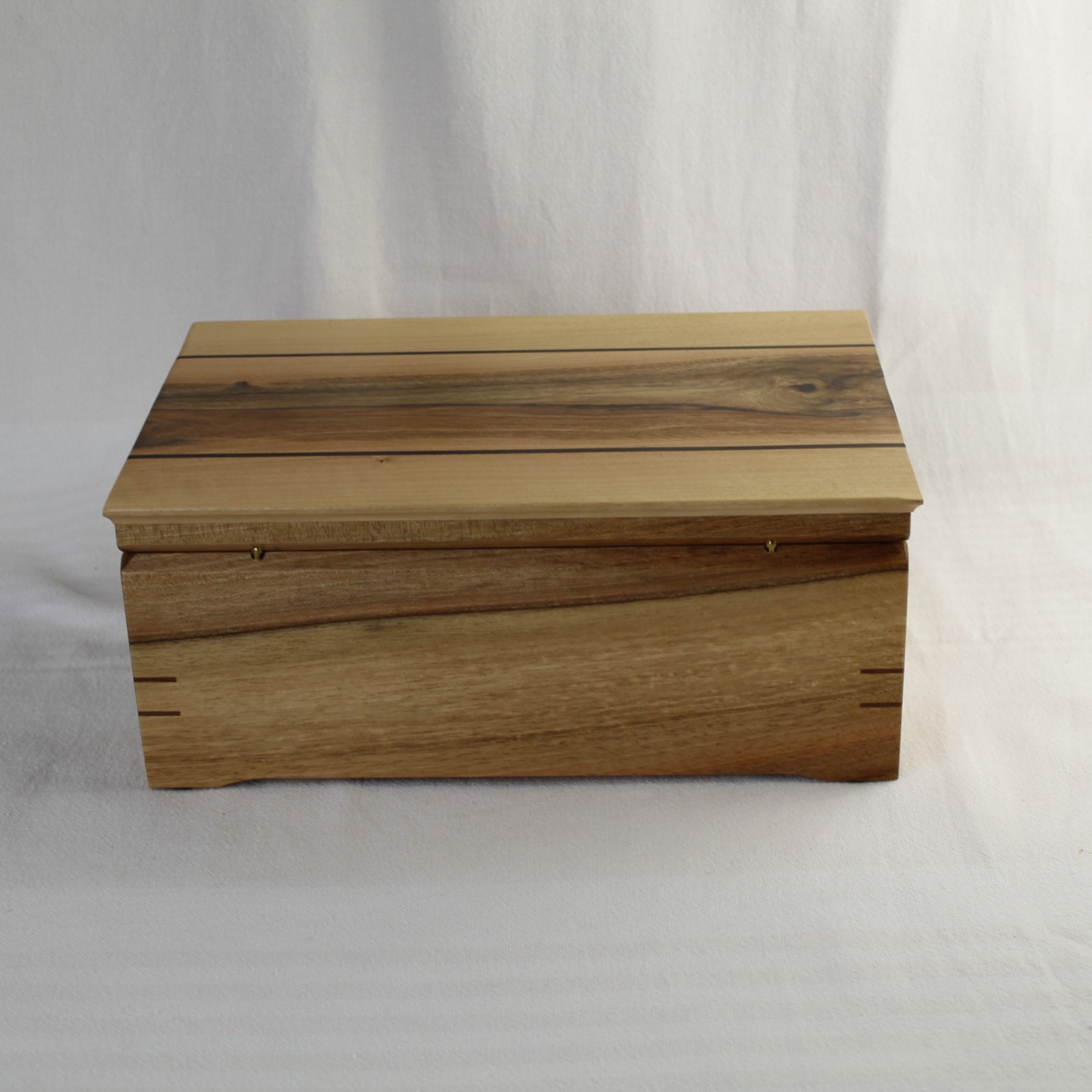 Schatulle Nussbaum Deckel mit einem interessanten Holzbild und feinen Adern aus Mooreiche 3