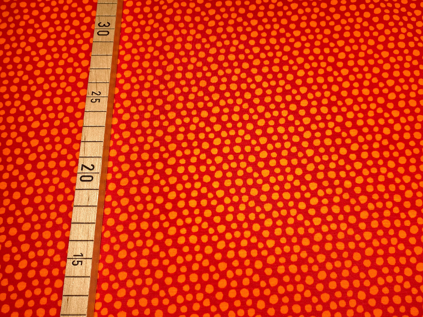Bio Jersey unregelmäßige Punkte - rot/orange