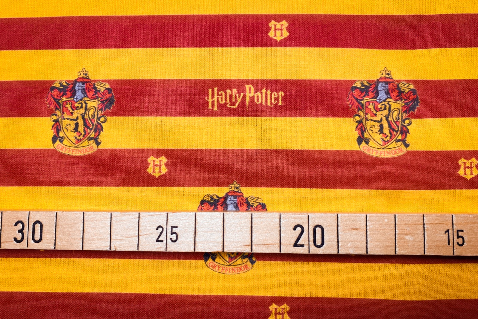 Harry Potter Stoff - Hausfarben Gryffindor - rot und gelb gestreift - 1300 EUR/m - 100 Baumwolle -